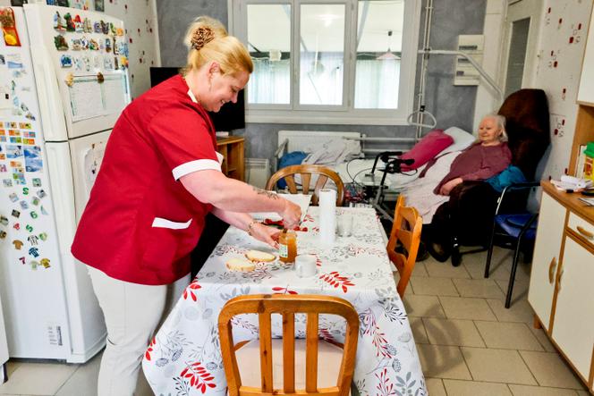 Une auxiliaire de vie chez une personne âgée, à Wallers (Nord), le 7 mai 2025.