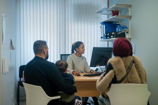 Au centre municipal de santé, la docteure Natchez reçoit en consultation la famille Chaib, pour la vaccination de leurs enfants, à Montélimar (Drôme), le 25 novembre 2025.