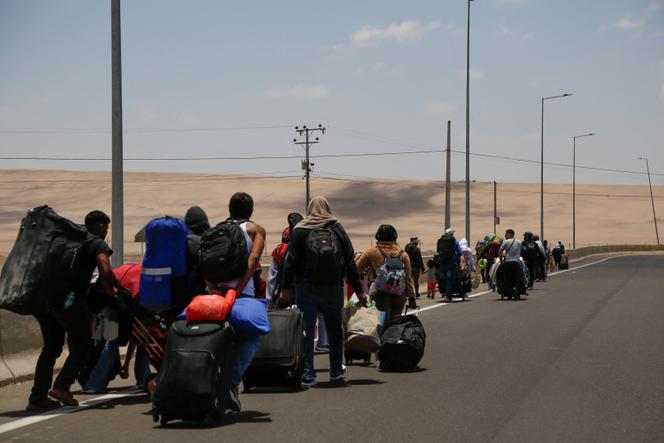 Des migrants vénézuéliens cherchent à quitter le Chili en raison des discours anti-immigrés tenus par le candidat d’extrême droite à la présidence chilienne, José Antonio Kast. Ils retournent à Arica (Chili) depuis le complexe frontalier de Chacalluta, après avoir échoué à passer au Pérou. Le 28 novembre 2025.