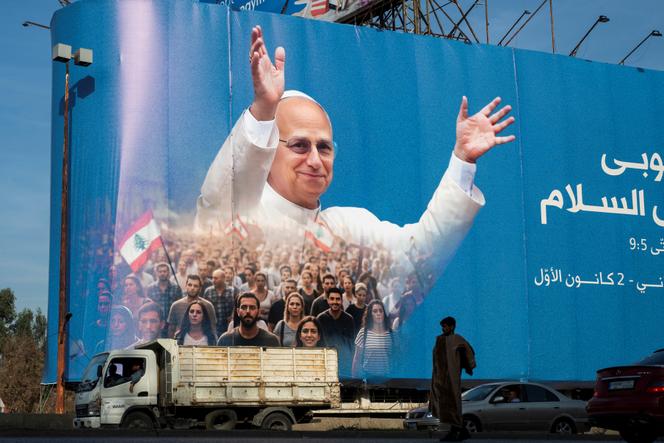 Panneau publicitaire représentant le pape Léon XIV, à Beyrouth, le 28 novembre 2025.