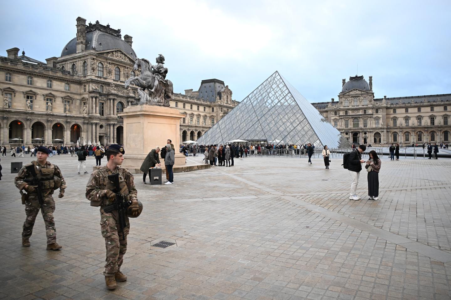 Cambriolage du Louvre : le quatrième et dernier membre du commando suspecté d’avoir commis le vol mis en examen Cambriolage du Louvre : le quatrième et dernier membre du commando suspecté d’avoir commis le vol mis en examen