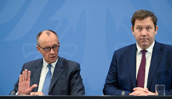 Le chancelier allemand, Friedrich Merz (à gauche), et le vice-chancelier et chef du Parti social-démocrate et ministre des finances, Lars Klingbeil, à la Chancellerie, à Berlin, le 28 novembre 2025.