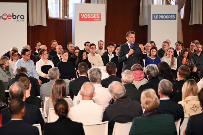 Emmanuel Macron devant les lecteurs du groupe EBRA, à Mirecourt (Vosges), le 28 novembre 2025.