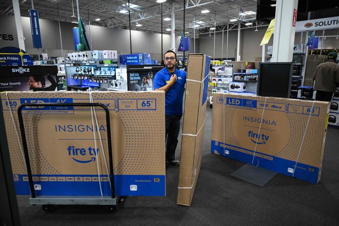 Un employé de Best Buy transporte des cartons de produits électroniques, à Houston (Texas), aux Etats-Unis, vendredi 28 novembre 2025, jour du Black Friday.