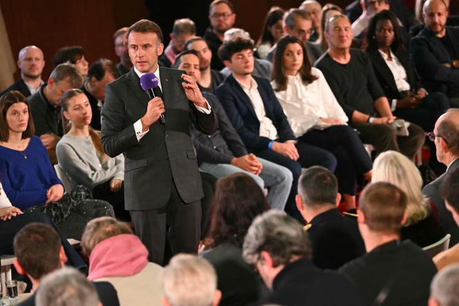 Emmanuel Macron devant les lecteurs du groupe EBRA, à Mirecourt (Vosges), le 28 novembre 2025. 