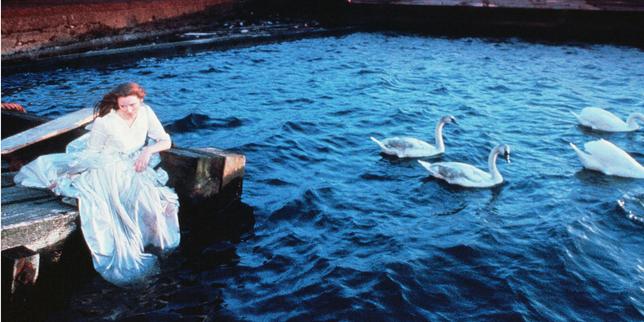 Tilda Swinton (The Maid) dans « The Last of England » (1988), de Derek Jarman.