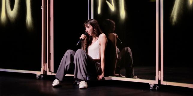 Au Théâtre des Abbesses, Suzanne de Baecque prolonge le récit autobiographique d’Annie Ernaux jusqu’aux filles nées au XXIᵉ siècle