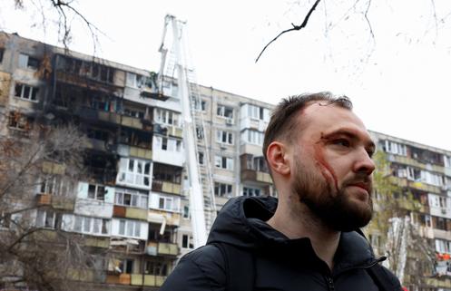 Près d’un immeuble endommagé, au lendemain d’une attaque russe de missiles et de drones sur Kiev, le samedi 29&nbsp;novembre&nbsp;2025.