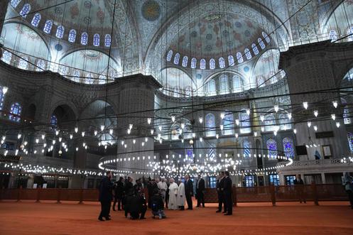 Le pape Léon XIV, au centre à l’arrière-plan, visite la mosquée Sultan Ahmed (ou Mosquée bleue), datant de l’époque ottomane, à Istanbul, en Turquie, le samedi 29 novembre 2025.