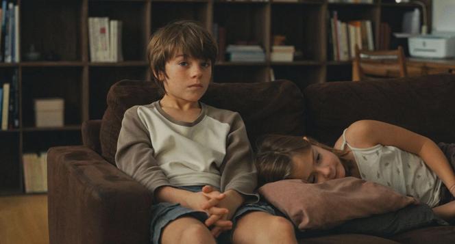 Manoâ Varvat (Gaspard) et Nina Birman (Margaux) dans « Les enfants vont bien », de Nathan Ambrosioni.