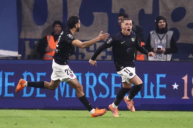 Le joueur de Toulouse Santiago Hidalgo (à droite) après le but de l’égalisation face à l’OM au Stade-Vélodrome, à Marseille, le 29 novembre 2025.