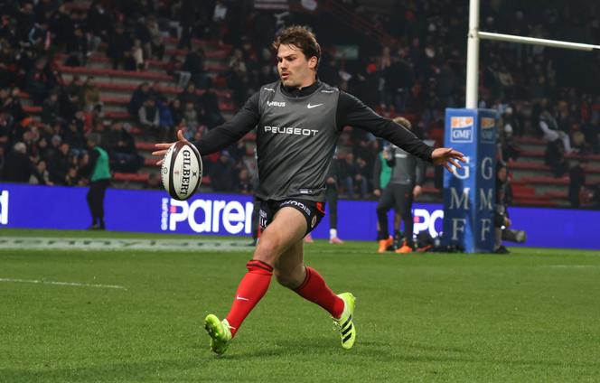 Antoine Dupont pendant l’échauffement du match opposant le Stade toulousain au Racing 92&nbsp;à Toulouse, en Haute-Garonne, samedi 29&nbsp;novembre 2025.