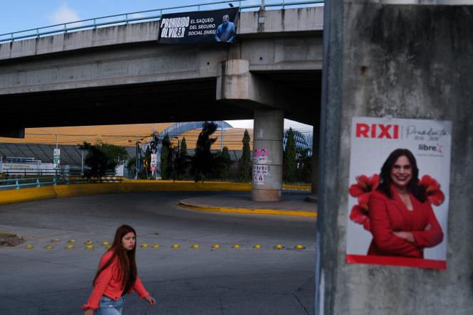 Une banderole à l’effigie de l’ancien président hondurien Juan Orlando Hernandez, sur laquelle on peut lire « N’oublions jamais », et une affiche de la candidate du Parti liberté et refondation, l’avocate Rixi Moncada, à Tegucigalpa, le 29 novembre 2025.