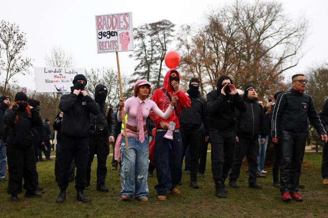 Lors d’une manifestation contre le congrès du parti d’extrême droite Alternative pour l’Allemagne (AfD), qui se tient à Giessen (Hesse), le samedi 29 novembre 2025.