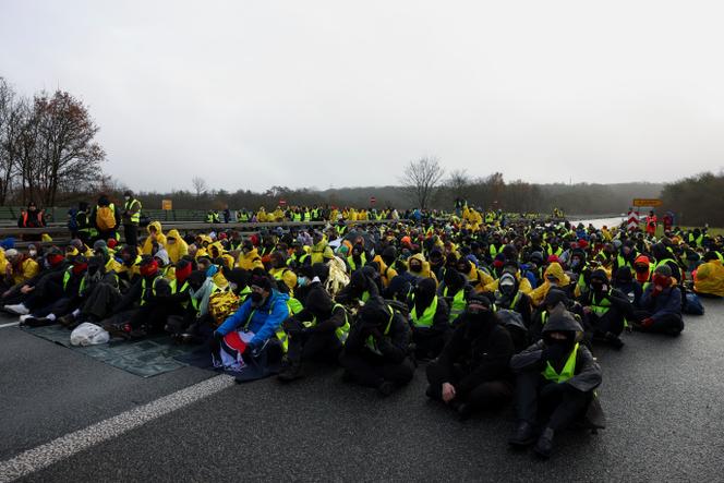 Lors d’une manifestation contre le congrès du parti d’extrême droite Alternative pour l’Allemagne (AfD), qui se tient à Giessen (Hesse), le samedi 29 novembre 2025.