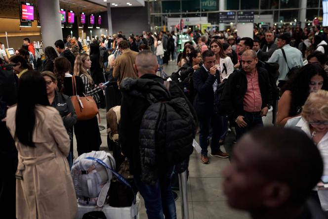 Dans l’aéroport de Bogota, en Colombie, vendredi 28 novembre 2025.