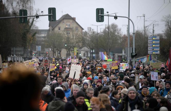 Lors d’une manifestation contre le congrès du parti d’extrême droite Alternative pour l’Allemagne (AfD), à Giessen (Hesse), le samedi 29 novembre 2025.