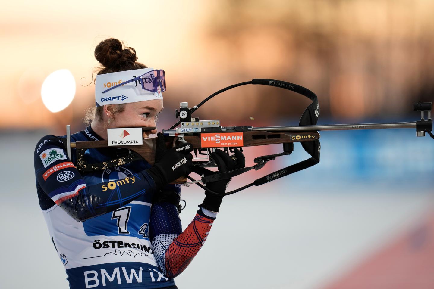 L’équipe de France féminine de biathlon remporte le premier relais de la saison de Coupe du monde