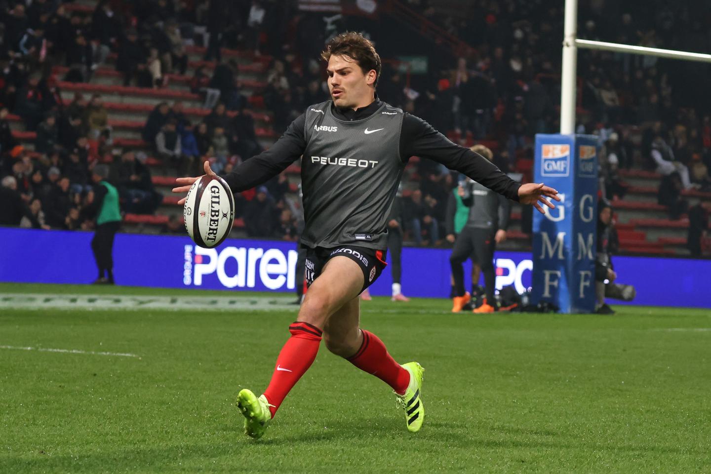 Antoine Dupont de retour sur le terrain avec le Stade toulousain près de neuf mois après sa blessure au genou