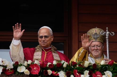 Le pape Léon XIV et le patriarche œcuménique Bartholomée Ier, chef spirituel des chrétiens orthodoxes du monde entier, saluent la foule après avoir donné une bénédiction œcuménique conjointe à l’église patriarcale Saint-Georges, à Istanbul, en Turquie, le dimanche 30 novembre 2025.