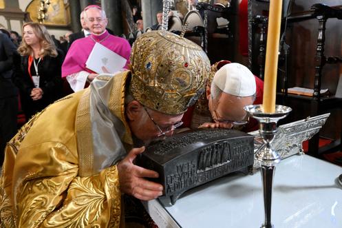 Le pape Léon XIV et le patriarche œcuménique Bartholomée Ier rendent hommage à un reliquaire de saint Pierre lors d’une « Divine Liturgie » à l’église patriarcale Saint-Georges, à Istanbul, en Turquie, le 30 novembre 2025.