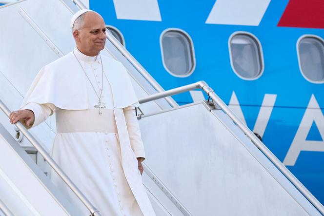 Le pape Léon XIV, à son arrivée à l’aéroport international Rafic Hariri, à Beyrouth, au Liban, le 30 novembre 2025. 