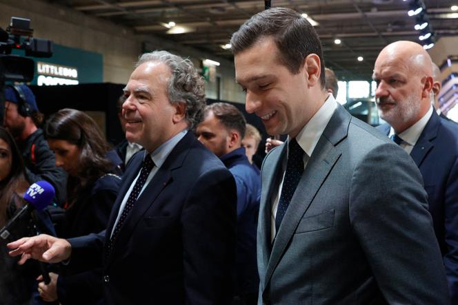 Le président du Rassemblement national, Jordan Bardella, aux côtés de Luc Chatel, président de la Plateforme de l’automobile, lors de sa visite au Mondial de l’Automobile de Paris, le 16 octobre 2024.
