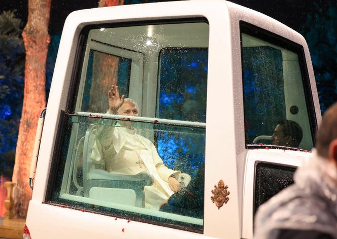 Le pape Léon XIV salue la foule depuis la papamobile, à son arrivée au palais présidentiel de Baabda, au Liban, le 30 novembre 2025. 