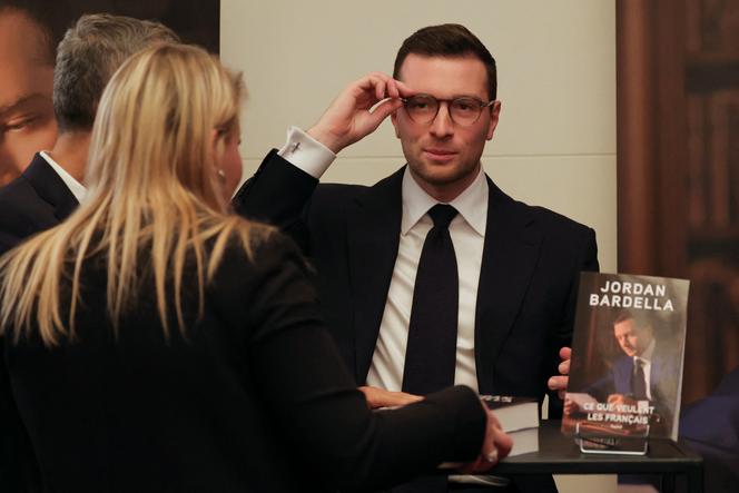 Le président du Rassemblement national, Jordan Bardella, lors d’une séance de dédicace au théâtre Marigny, à Paris, le 28 octobre 2025. 