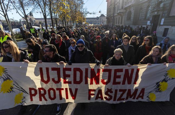 Des manifestants défilent derrière une banderole sur laquelle on peut lire « Unis contre le fascisme » lors d’une manifestation contre le fascisme à Zagreb, le 30 novembre 2025.