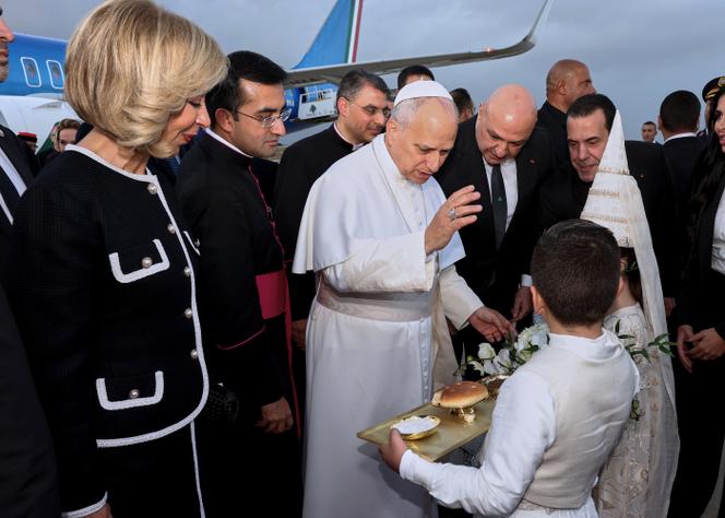 Le pape Léon XIV bénit des enfants à son arrivée à Beyrouth, le 30 novembre 2025.