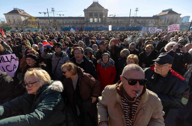 Manifestation contre le fascisme devant la gare centrale de Zagreb, le 30 novembre 2025.