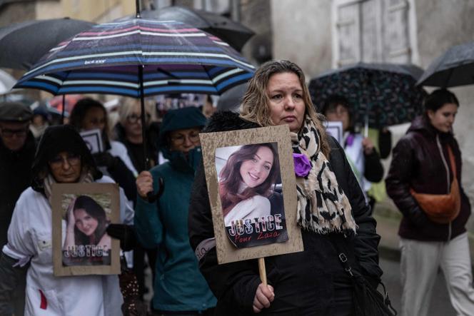 Une femme tient une pancarte où l’on peut lire « Justice pour Zaïa », en référence à Zaïa Binet, une aide-soignante de 27 ans retrouvée morte dans sa voiture le 19 novembre 2025 à Saint-Marcel-Bel-Accueil, lors d’une marche organisée en son honneur et en hommage à toutes les femmes victimes de violences, à Crémieu, dans le centre-est de la France, le 30 novembre 2025. 