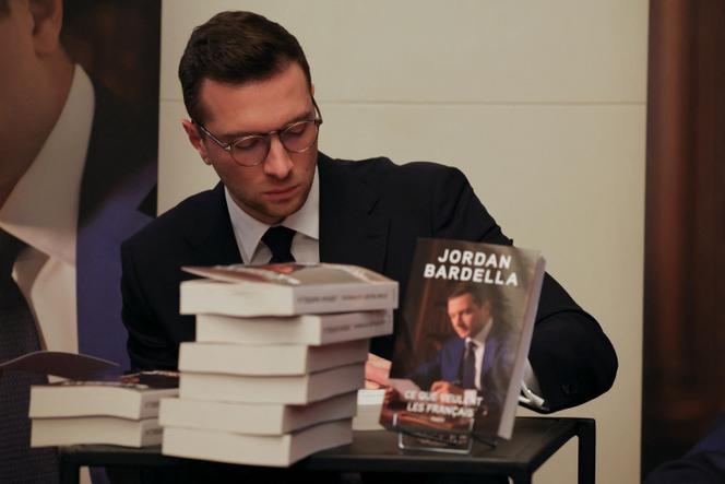 Le président du Rassemblement national, Jordan Bardella, lors d’une séance de dédicaces au théâtre Marigny, à Paris, le 28 octobre 2025.