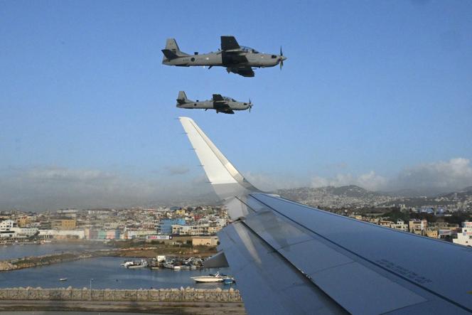 Deux avions militaires libanais escortent l’avion du pape Léon XIV avant son atterrissage, à Beyrouth, le 30 novembre 2025.