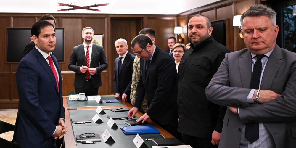 Le secrétaire d’Etat américain, Marco Rubio (à gauche), et, face à lui, le secrétaire du Conseil national de sécurité et de défense ukrainien, Rustem Umerov, à Hallandale Beach (Floride), le 30 novembre 2025. - CHANDAN KHANNA/AFP