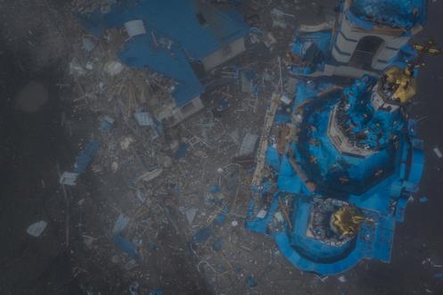 Vista aérea de uma igreja danificada por um ataque militar russo, na cidade de Kostiantynivka, na linha de frente, no Oblast de Donetsk, Ucrânia, em 28 de novembro de 2025.