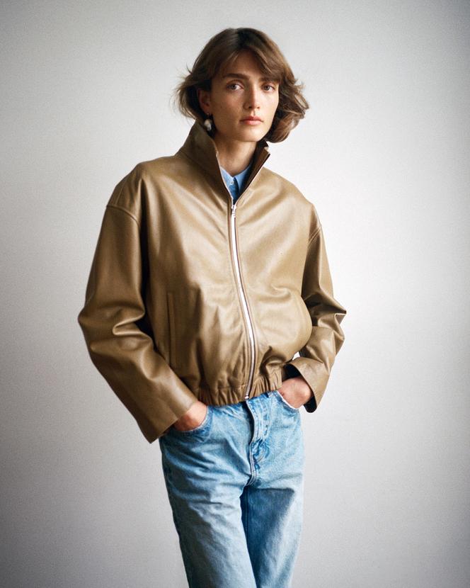 Blouson en cuir d’agneau, Yves Salomon, 1 750 € ; boucle d’oreille vintage ; chemise Charvet ; jean Levi’s.