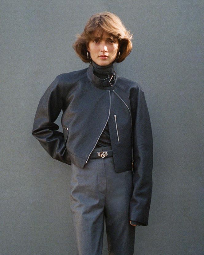 Blouson en cuir de chèvre, boucles d’oreilles, col roulé, pantalon et ceinture, Hermès, prix sur demande.