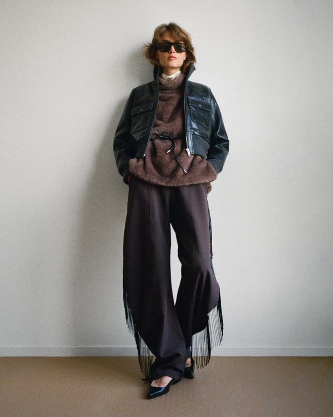Blouson en cuir vieilli, The Kooples, 495 € ; lunettes de soleil Ahlem ; top H&M ; pantalon Bianca, The Frankie Shop ; escarpins Loulou de Saison.