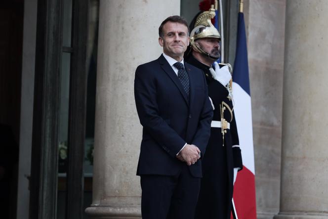 Le président français, Emmanuel Macron, attend son homologue ukrainien, Volodymyr Zelensky, sur le perron de l’Elysée, à Paris, le 1er décembre 2025. 