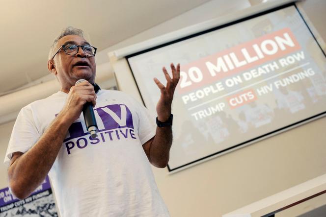 Le cofondateur de la Treatment Action Campaign, Zackie Achmat, lors d’une réunion consacrée aux récentes coupes budgétaires de l’USAID, au Cap, le 19 mars 2025. 