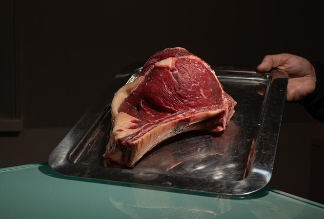La côte de bœuf de Viktor, achetée 35 euros au marché d’Aligre, à Paris. « A ce prix-là, faut pas se rater », dit-il, le 8 octobre 2025.