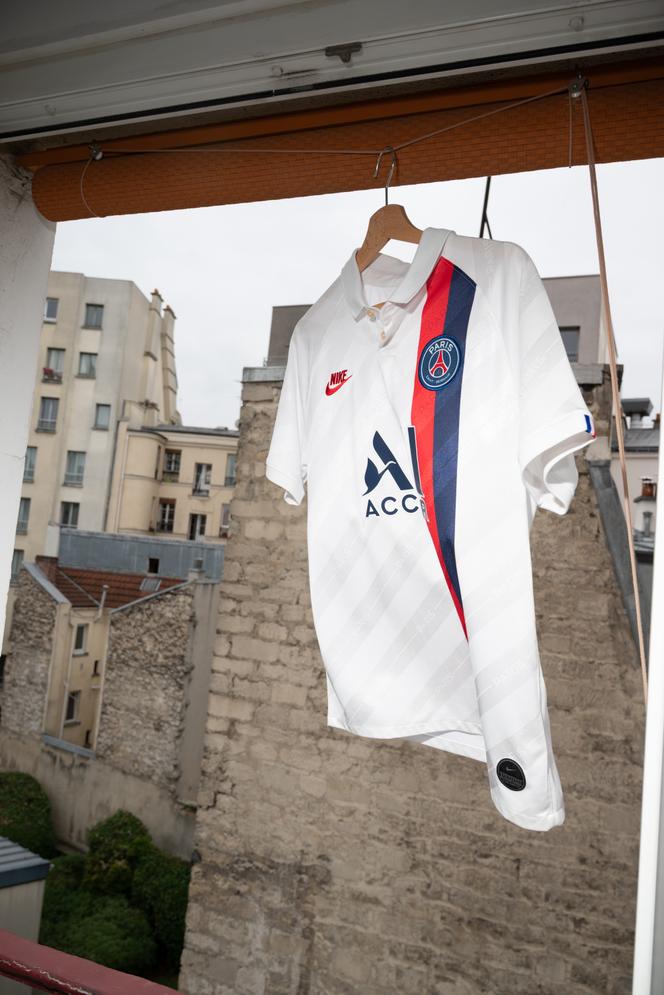 «&nbsp;Je n’achète jamais de vêtements, mais le maillot du PSG, c’est différent… Ça compte beaucoup pour moi&nbsp;», confie Etienne, le 25 septembre, aux Jardins de Conflans-Sainte-Honorine (Yvelines), gérés par l’association Equalis, où il travaille comme maraîcher.