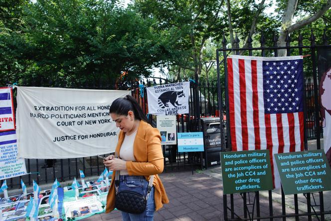 Devant le tribunal fédéral de Manhattan, à New York, avant l’audience de détermination de la peine de l’ancien président hondurien Juan Orlando Hernandez, à New York, le 26 juin 2024. 