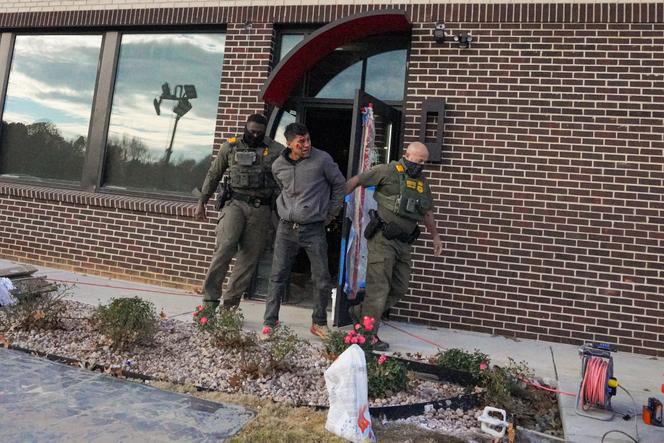 Interpellation menée par des agents de la police américaine des frontières, à Charlotte, en Caroline du Nord, le 19 novembre 2025. 
