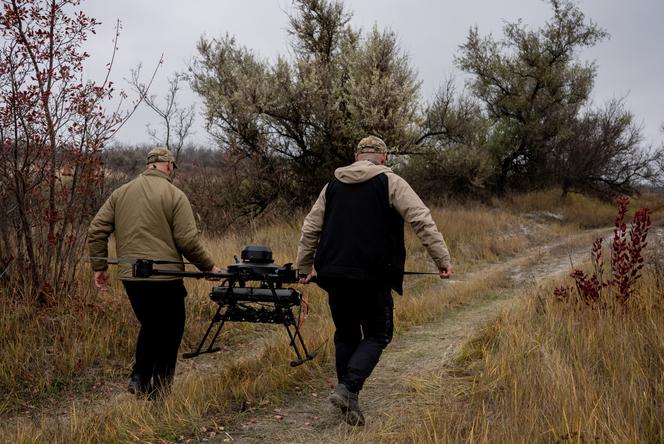 Des militaires ukrainiens vont lancer un drone Vampire pendant un entraînement dans la région de Kharkiv, en Ukraine, le 11 novembre 2025.
