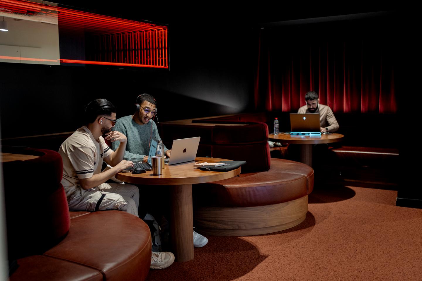 WeWork, moins extravagant et plus gestionnaire, s’offre une deuxième vie