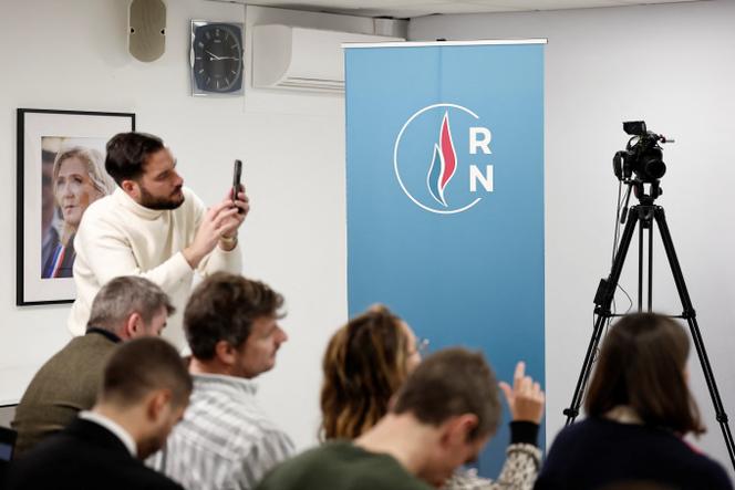 Lors d’une conférence de presse de Julien Sanchez, directeur de campagne du Rassemblement national pour les municipales de mars 2026, à Paris, le 1ᵉʳ&nbsp;décembre&nbsp;2025.