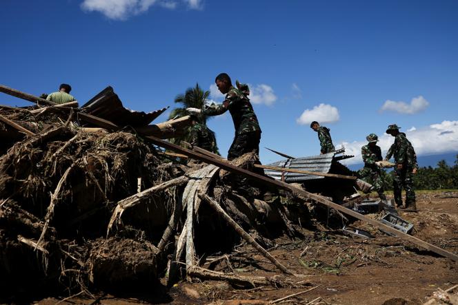 Des soldats indonésiens déblaient une zone touchée par des inondations à Palembayan, dasn l’ouest de la province de Sumatra, en Indonésie, le 1er décembre 2025.